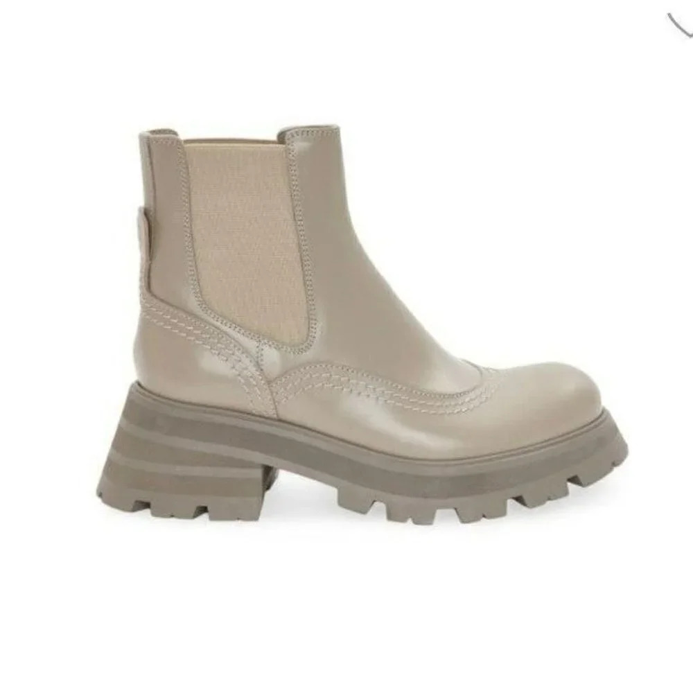 Alexander McQueen Women's Leather Chelsea Boots Size 38.5 C (MSRP $990)